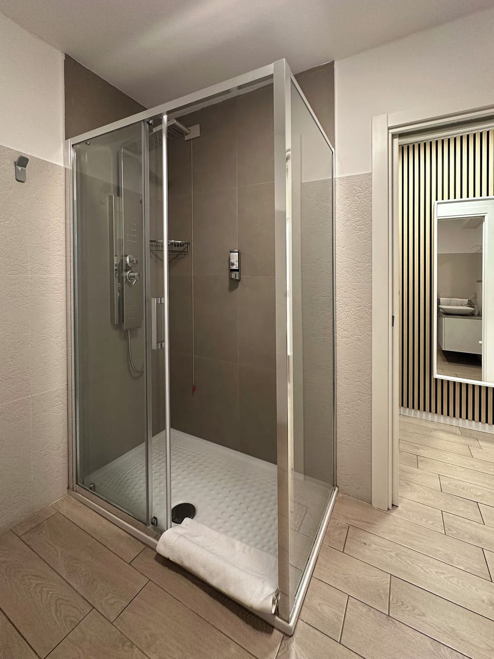 Superior Room, Garden View | Bathroom | Shower, rainfall showerhead, hair dryer, towels