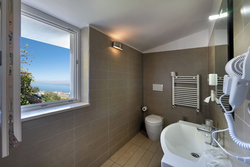 Classic Double Room, Garden View | Bathroom | Hair dryer, towels, soap, shampoo