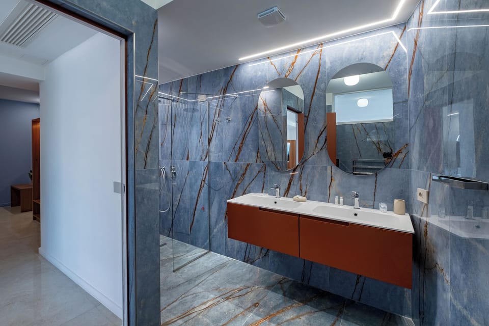 Luxury Double Room, Sea View | Bathroom | Hair dryer, towels, soap, shampoo