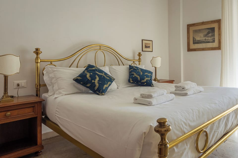 Classic Apartment, Courtyard View | 3 bedrooms, laptop workspace, WiFi (free)
