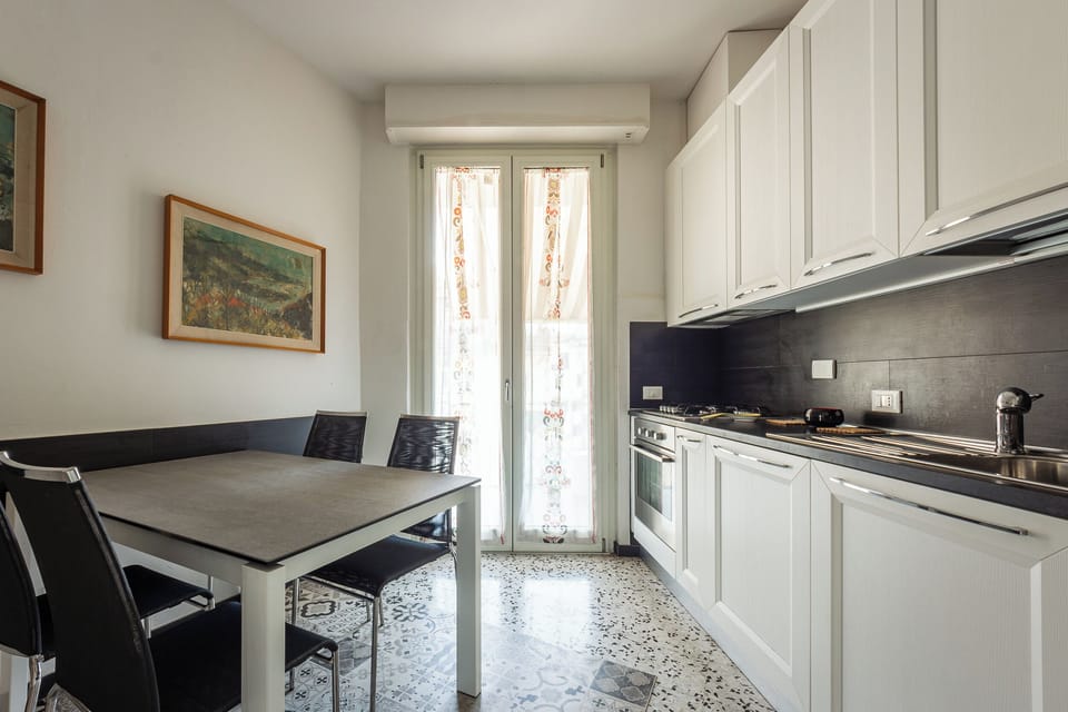 Classic Apartment, Courtyard View | Private kitchen | Fridge, microwave, oven, stovetop