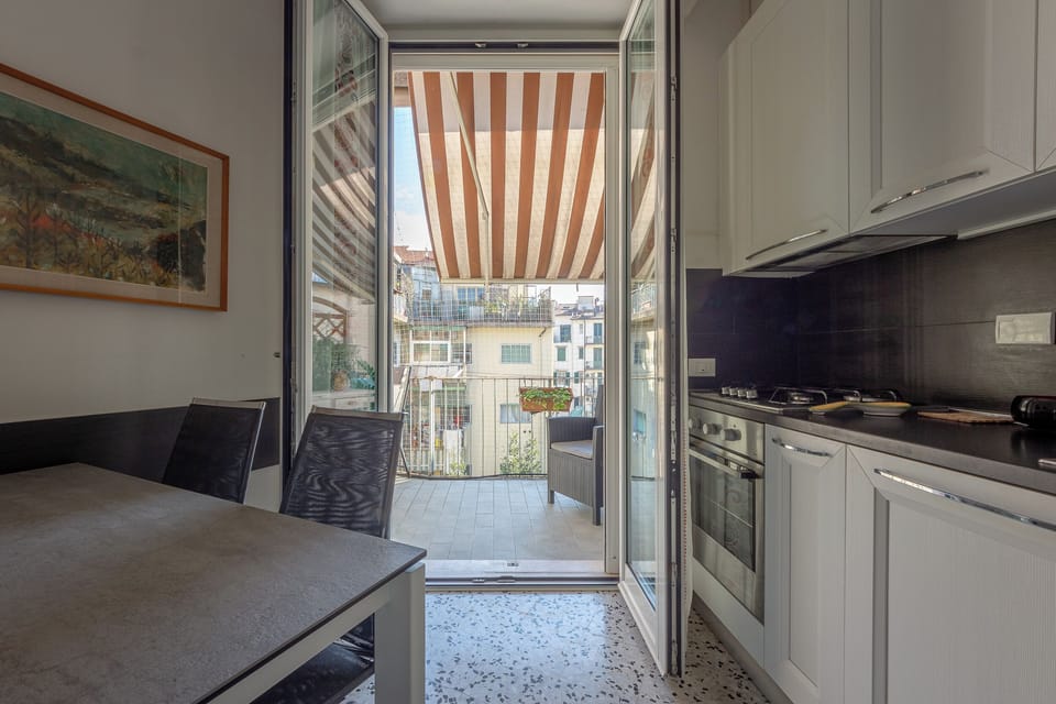 Classic Apartment, Courtyard View | Private kitchen | Fridge, microwave, oven, stovetop