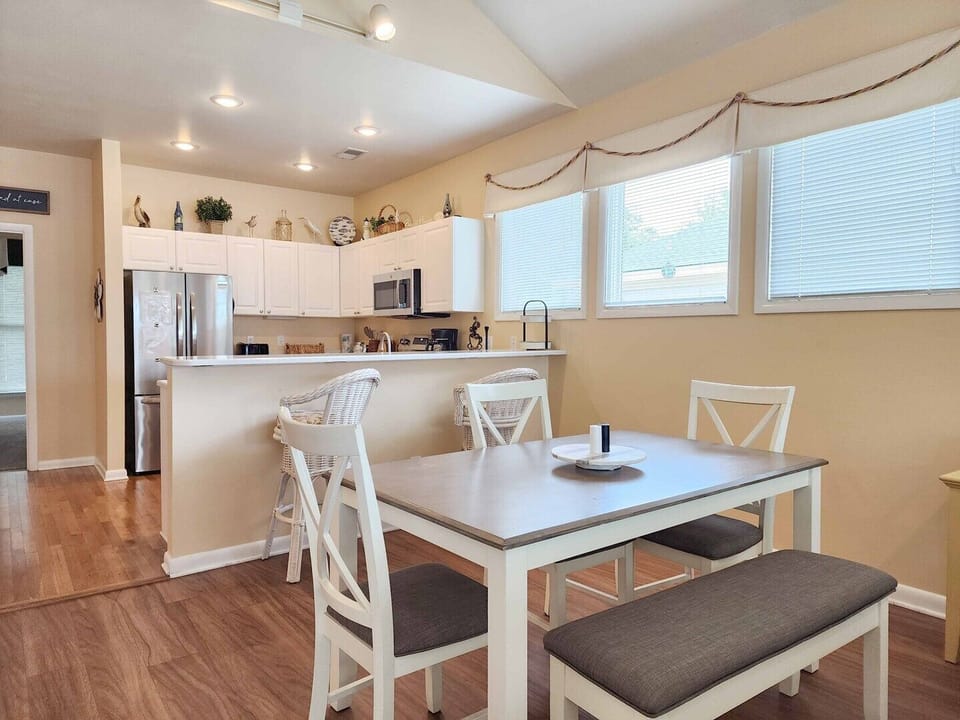 Dining Area & Breakfast Bar
