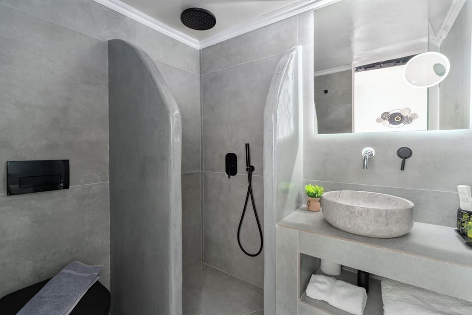 Standard Suite with Outdoor Hot Tub | Bathroom | Shower, free toiletries, slippers, soap