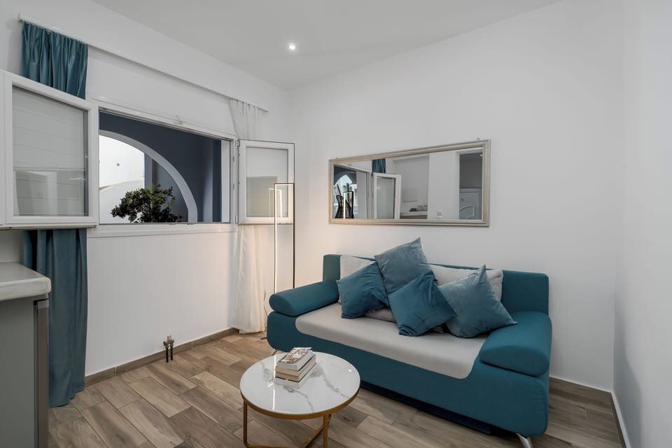 Senior Suite Outdoor Hot Tub | In-room safe, soundproofing, iron/ironing board, free WiFi
