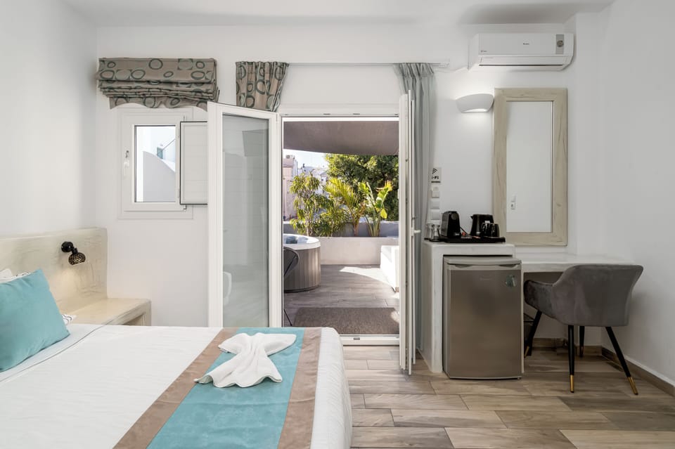 Standard Suite with Outdoor Hot Tub | In-room safe, soundproofing, iron/ironing board, free WiFi