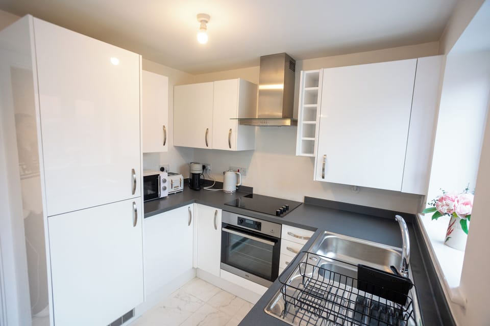 Fridge/freezer and stove/oven. Kitchen utensils and cooking pans available.