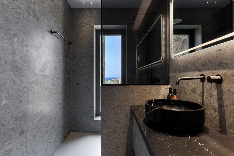 Suite with Hot Tub | Bathroom | Shower, free toiletries, hair dryer, slippers