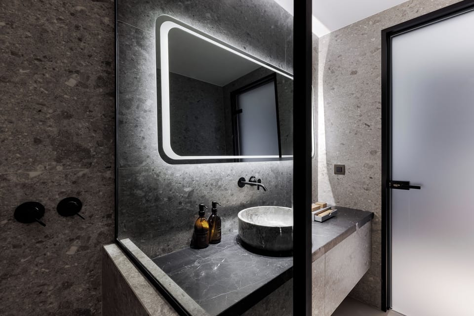 Superior Double Room with Swim-Up Pool | Bathroom | Shower, free toiletries, hair dryer, slippers