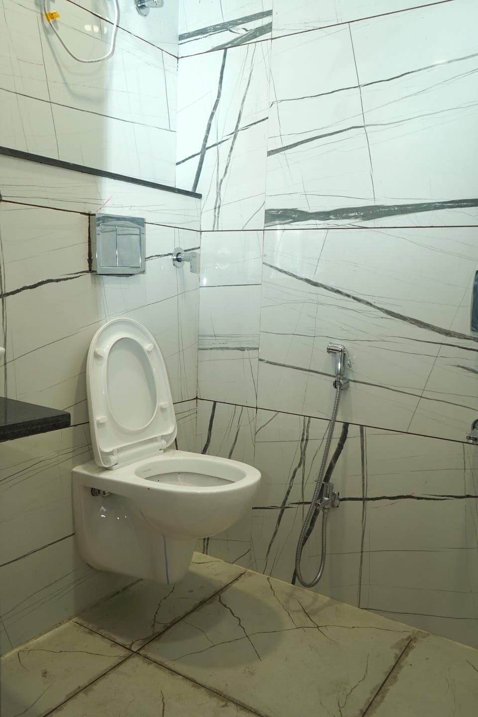 Combined shower/tub, free toiletries, towels, soap