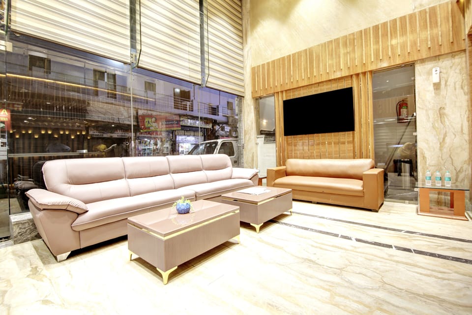 Superior Room, 1 King Bedroom with Window | In-room dining