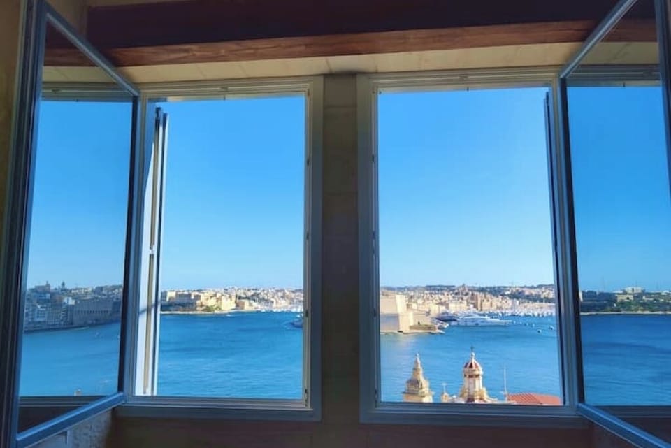 Majestic Grand Harbour views from the extra large windows....