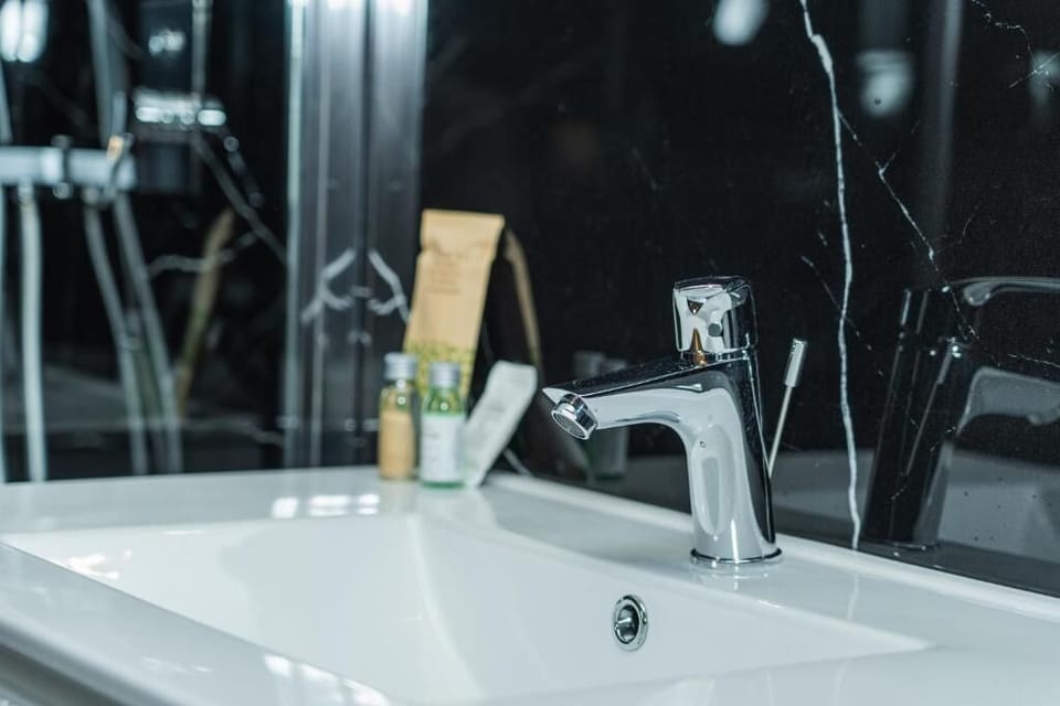 Classic Room, Sea View | Bathroom | Shower, hair dryer, bidet, towels