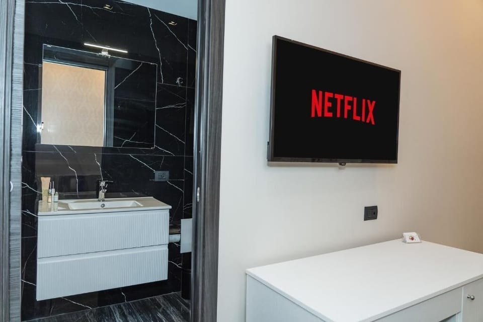 Classic Room, Sea View | Bathroom | Shower, hair dryer, bidet, towels