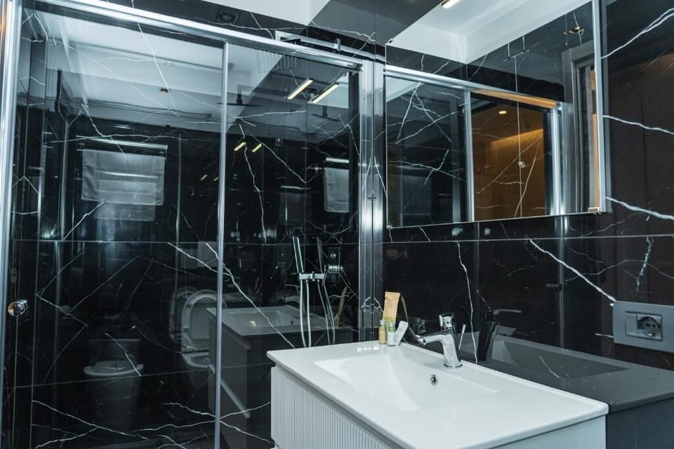 Classic Room, Sea View | Bathroom | Shower, hair dryer, bidet, towels