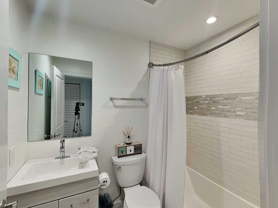 Full Bathroom - Shower/Tub Combo