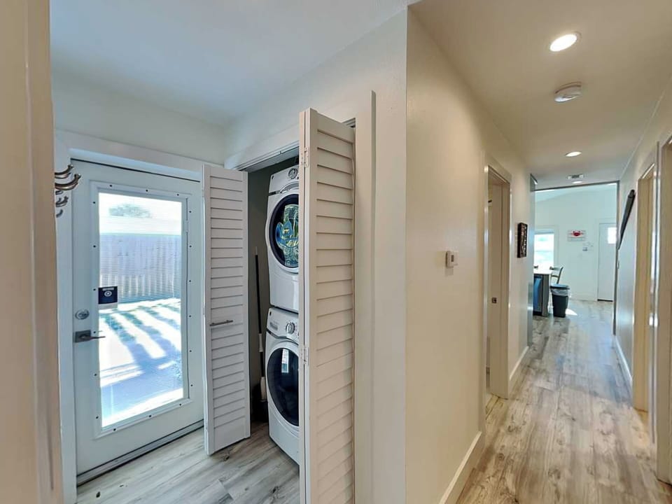 Laundry Closet - Washer and Dryer