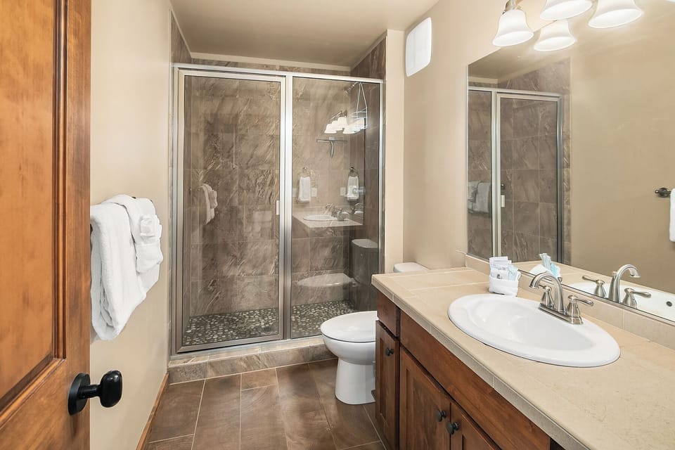 Black Nugget Lodge: - Guest bath just outside the basement floor king bedroom.