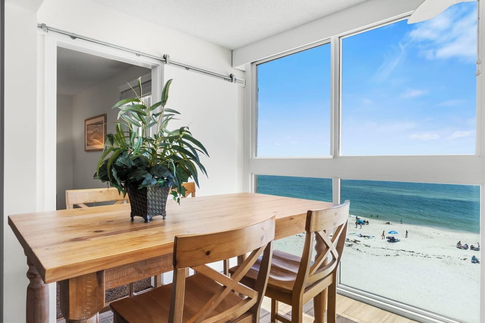 Sunroom dining with a stunning view