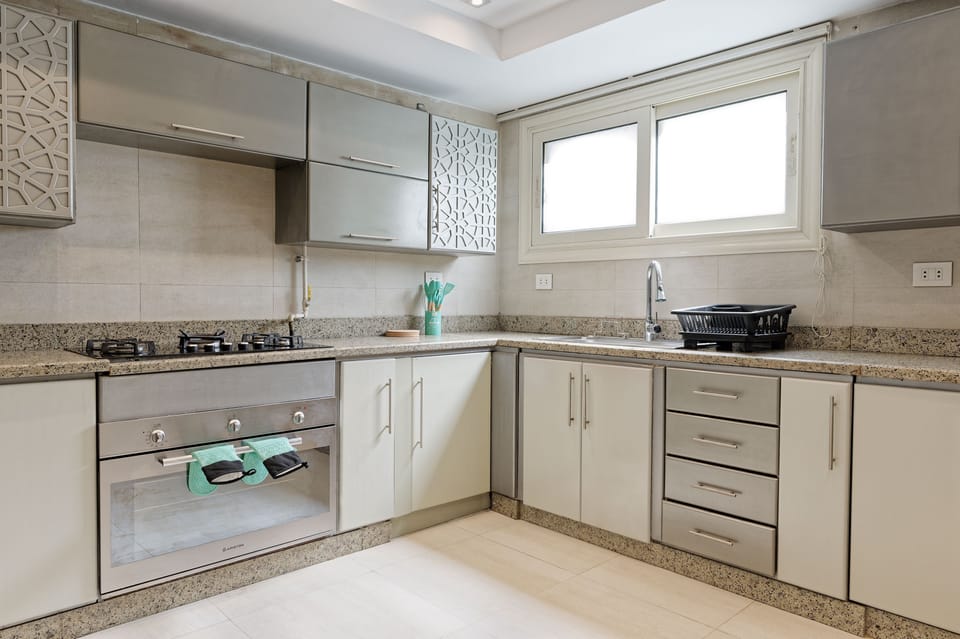 Panoramic Apartment, City View | Private kitchen | Fridge, microwave, oven, cookware/dishes/utensils