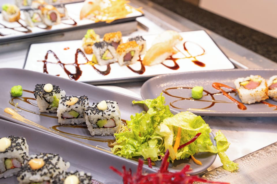 3 restaurants; lunch and dinner served