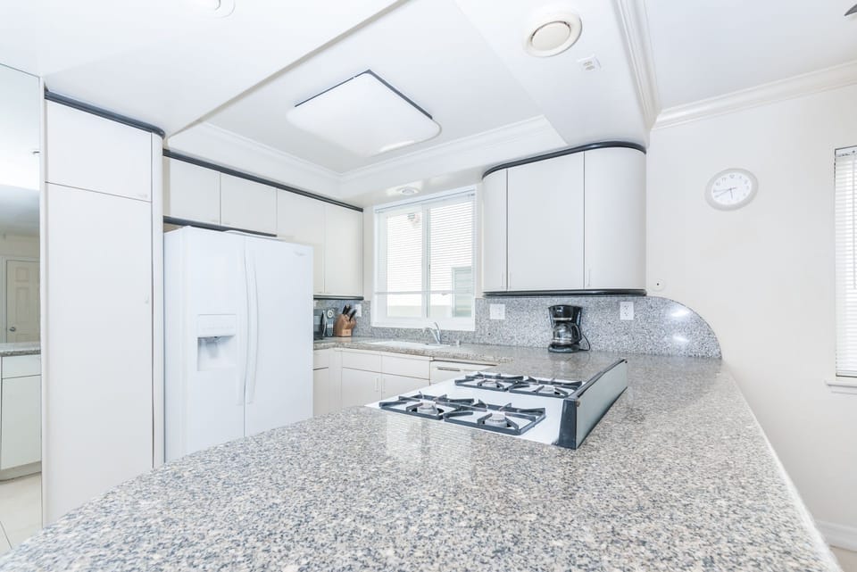 Kitchen is fully-stocked with dishes, cooking, baking and meal prep gear. All standard large and small appliances included. See listing description for more supply details.
                