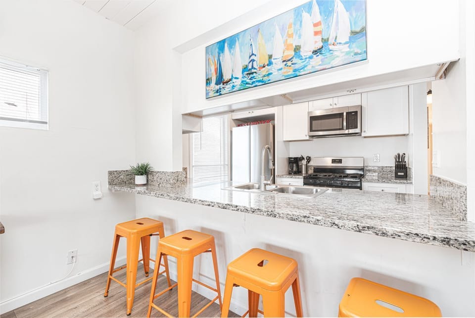 Breakfast bar with seating for four, the perfect plan to enjoy morning coffee or a quick bite
                