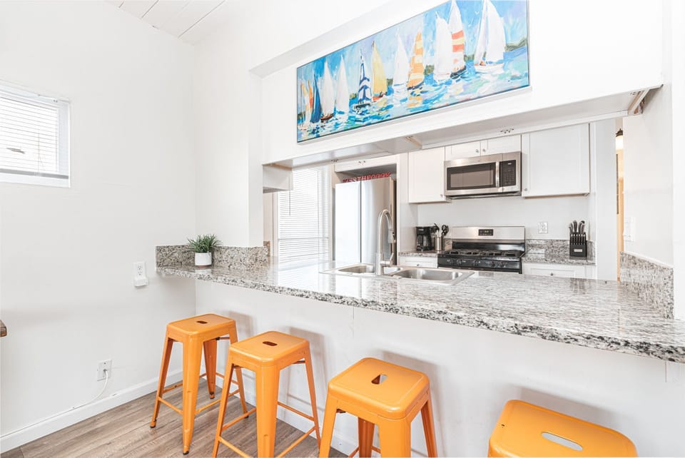 Breakfast bar with seating for four, the perfect plan to enjoy morning coffee or a quick bite
                