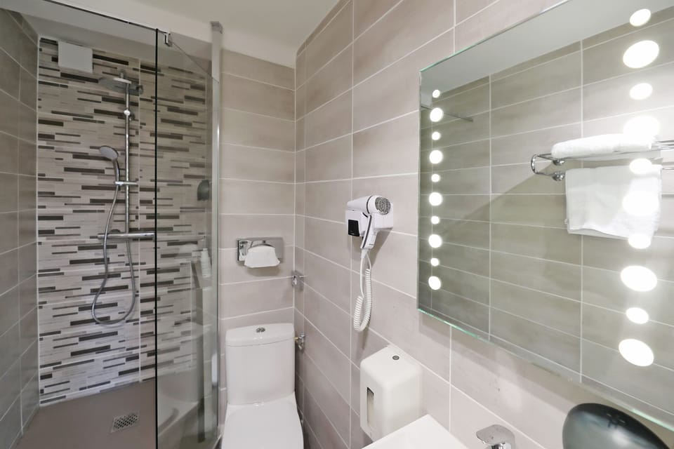 Premium Double Room | Bathroom | Hair dryer, towels