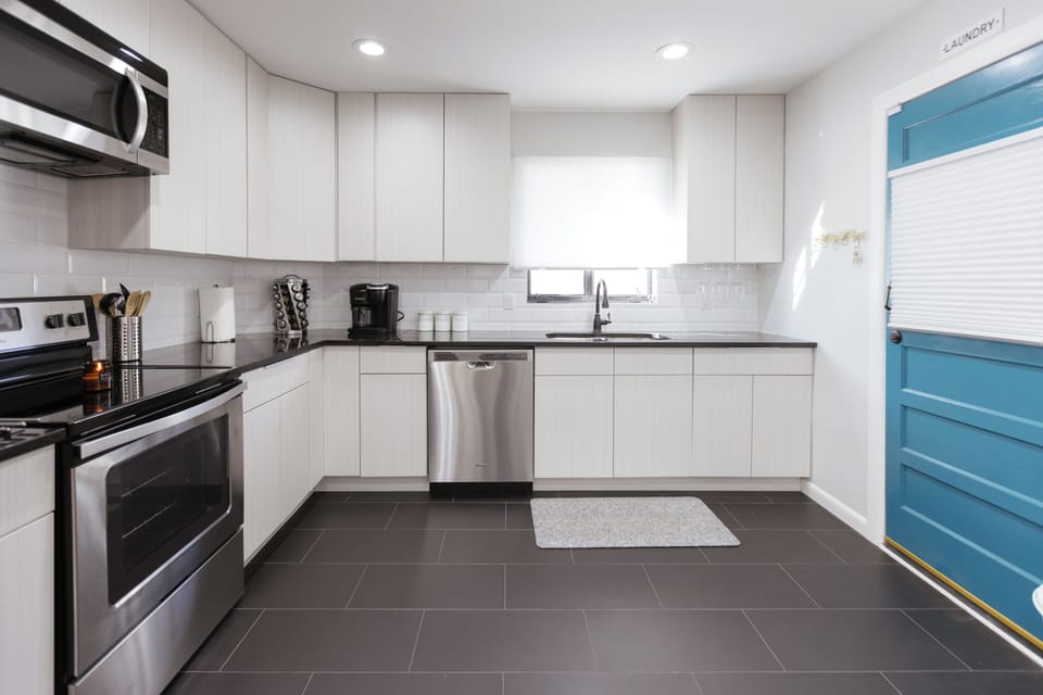 Full Kitchen with dishwasher! 