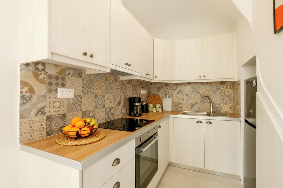 Comfort Apartment | Private kitchen | Full-size fridge, oven, stovetop, coffee/tea maker