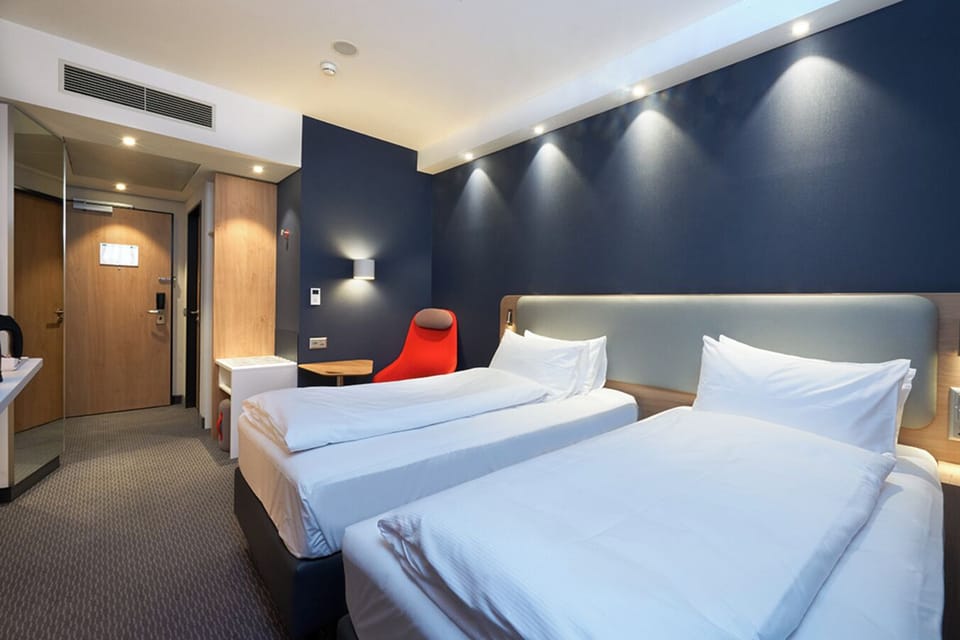 Standard Room, 2 Twin Beds | Iron/ironing board, free WiFi