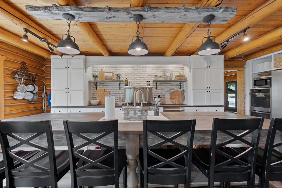 Large Family Kitchen - 3 Ovens, Oversized Refrigerator and Freezer
