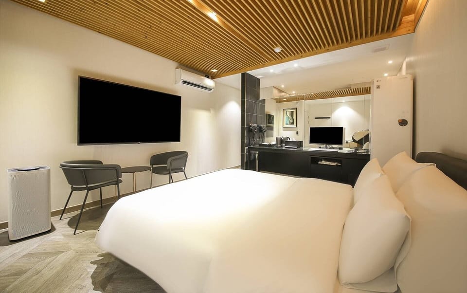 Signature Double Room, Private Bathroom | Desk, laptop workspace, free WiFi