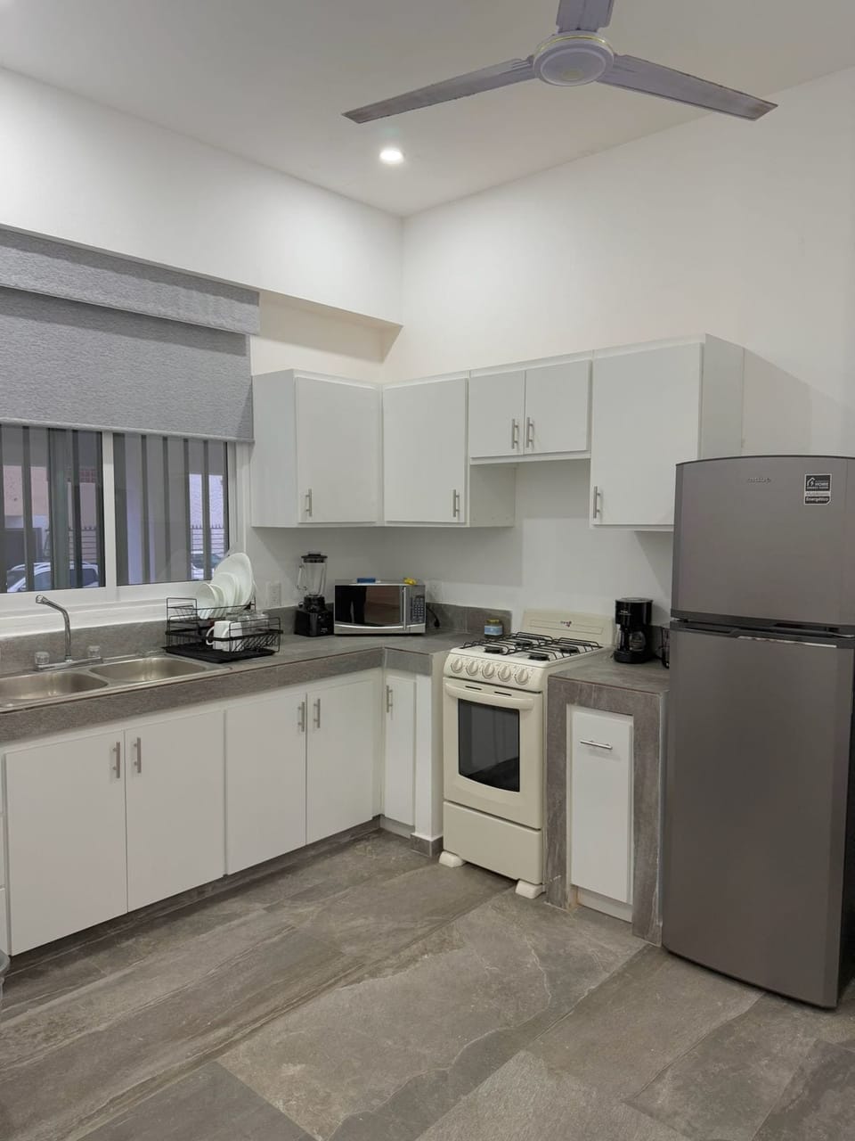 Standard Quadruple Room | Private kitchen | Fridge, microwave, cookware/dishes/utensils