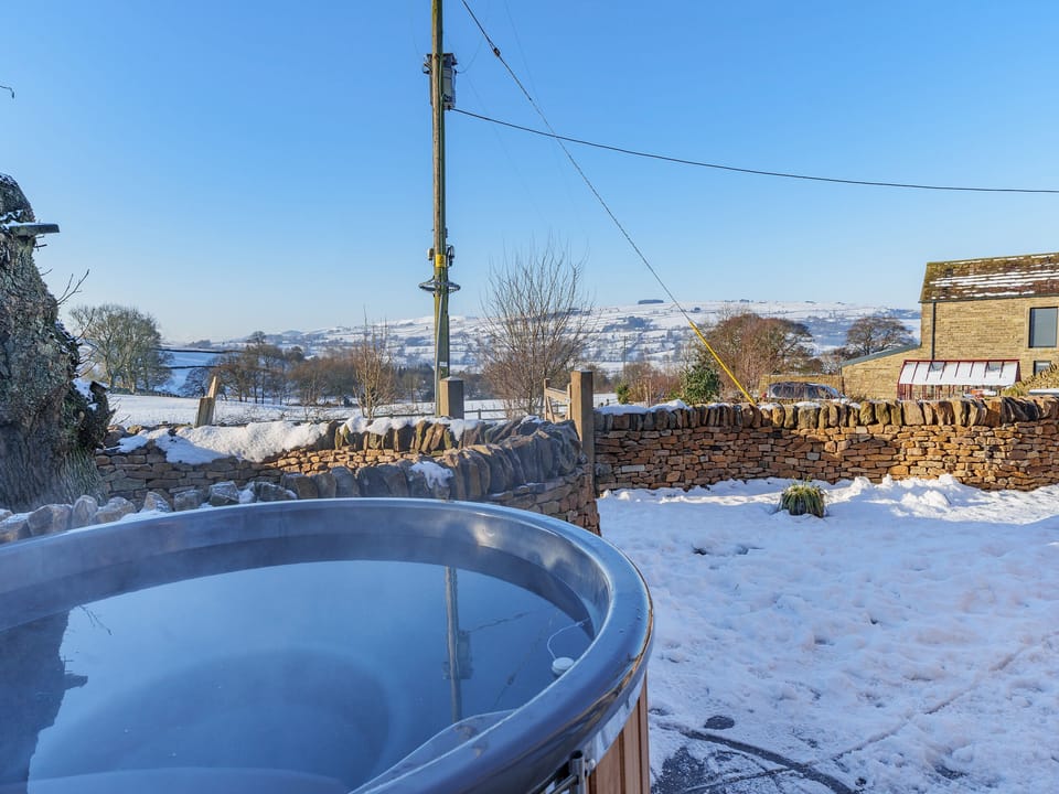Hot tub | Moorgate Lodge - Moorgate Farm, Kelbrook