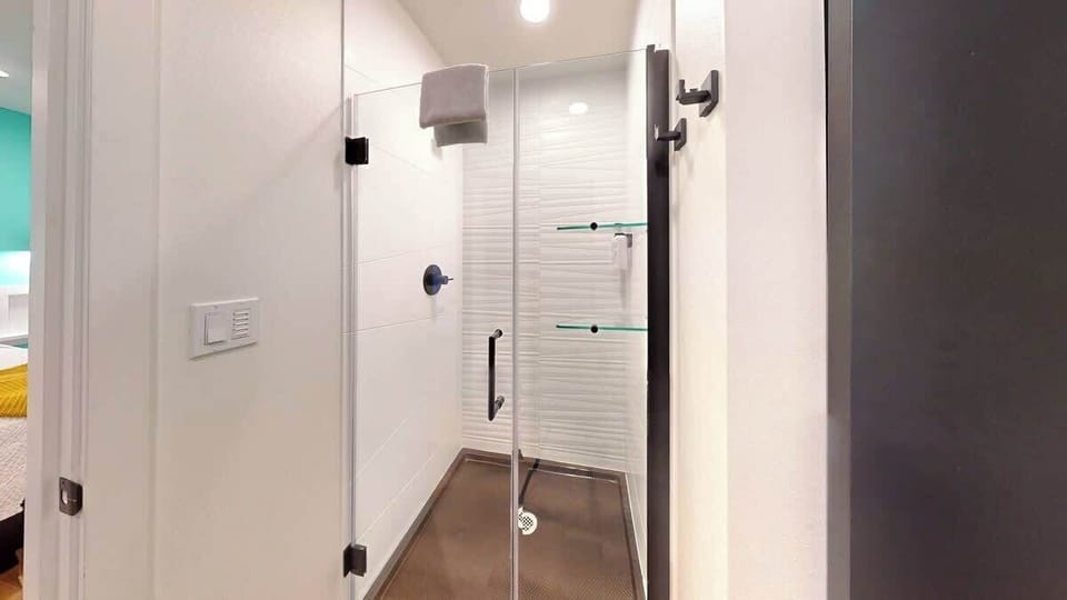 Downstairs en-suite bathroom shower 