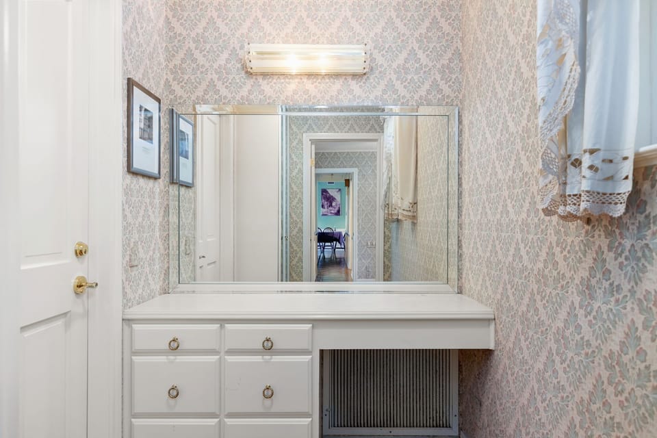 Crisp, clean, and beautifully designed bath