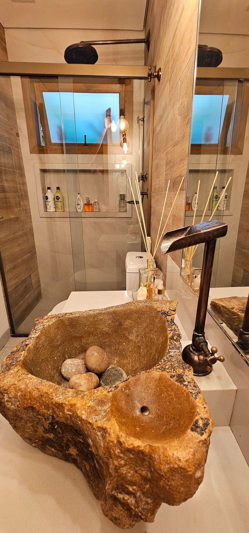 Shower, rainfall showerhead, free toiletries, hair dryer