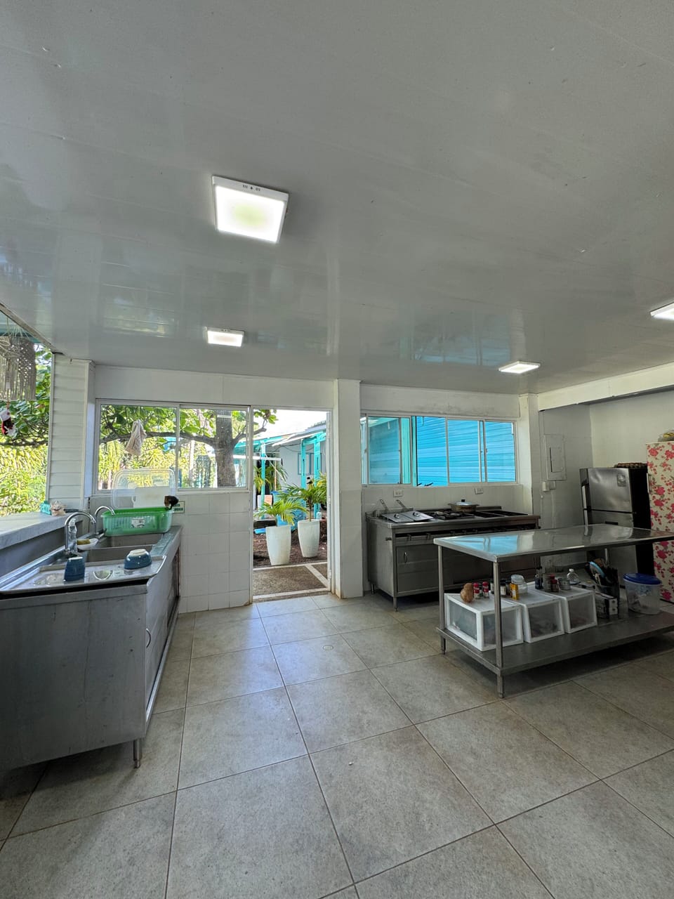 Coffee/tea maker, full-size fridge, microwave, oven