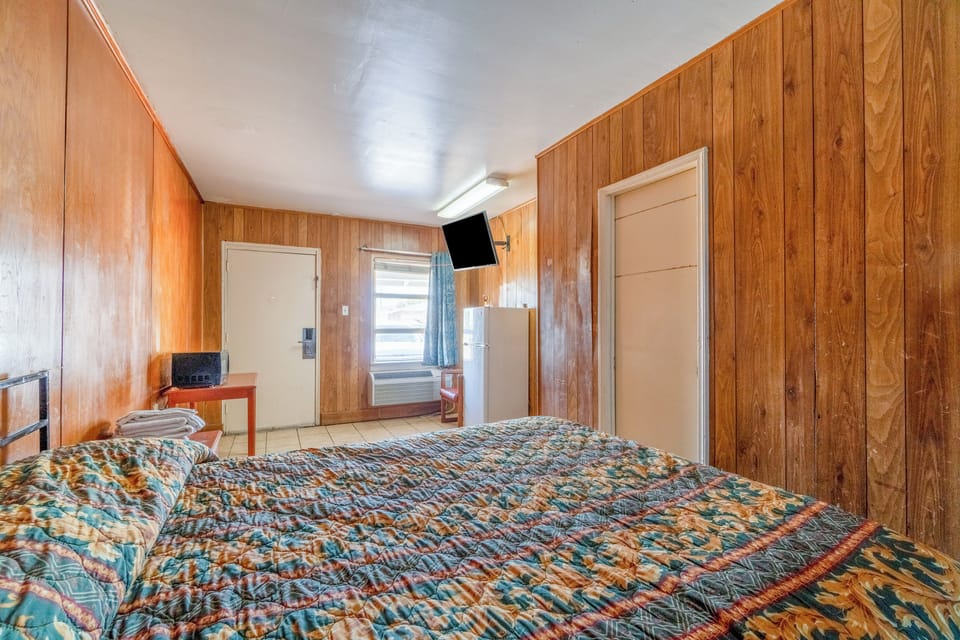 Room, 1 Queen Bed, Non Smoking | Free WiFi, bed sheets