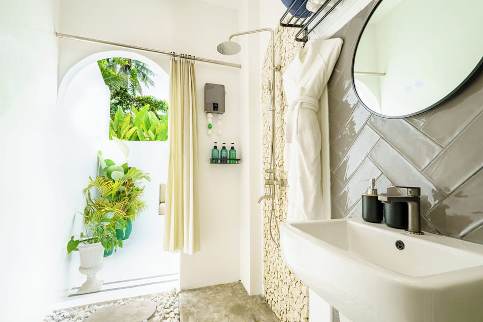 Deluxe Suite, Patio | Bathroom shower
