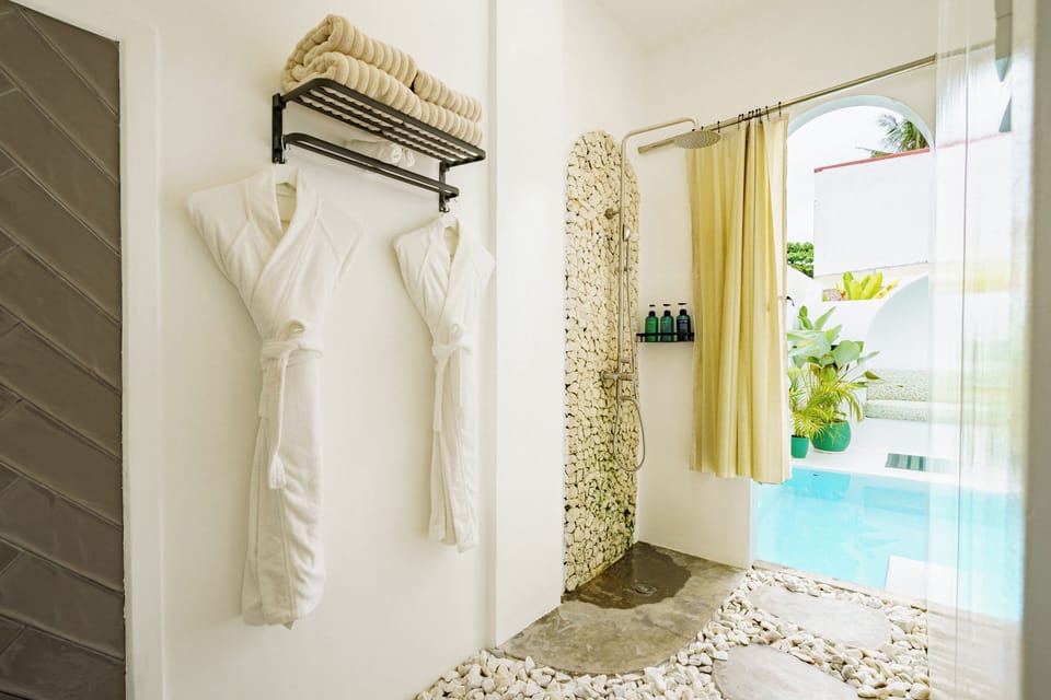 Deluxe Suite, Patio | Bathroom | Shower, free toiletries, bathrobes, slippers