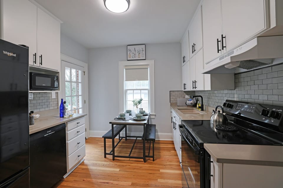 Full kitchen-Newly renovated with modern appliances, quartz countertops, new cabinets