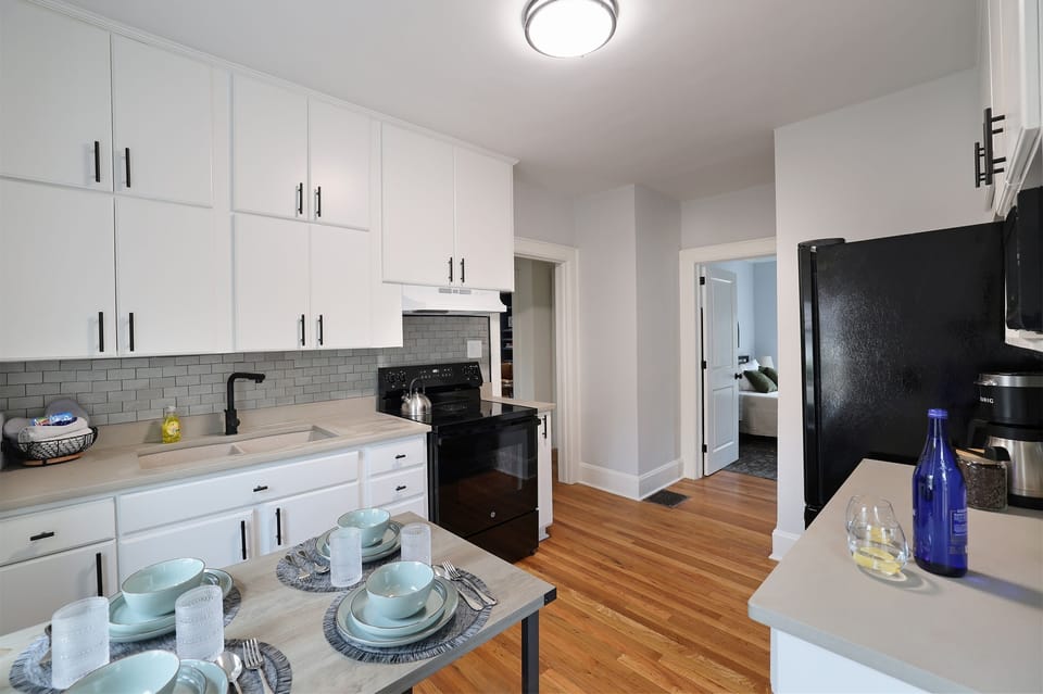 Full kitchen-Updated with modern appliances, quartz countertops, new cabinets