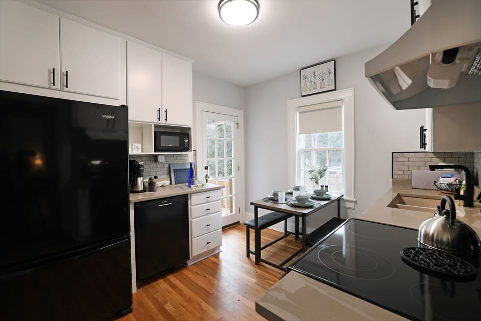 Full kitchen-Updated with modern appliances, quartz countertops, new cabinets