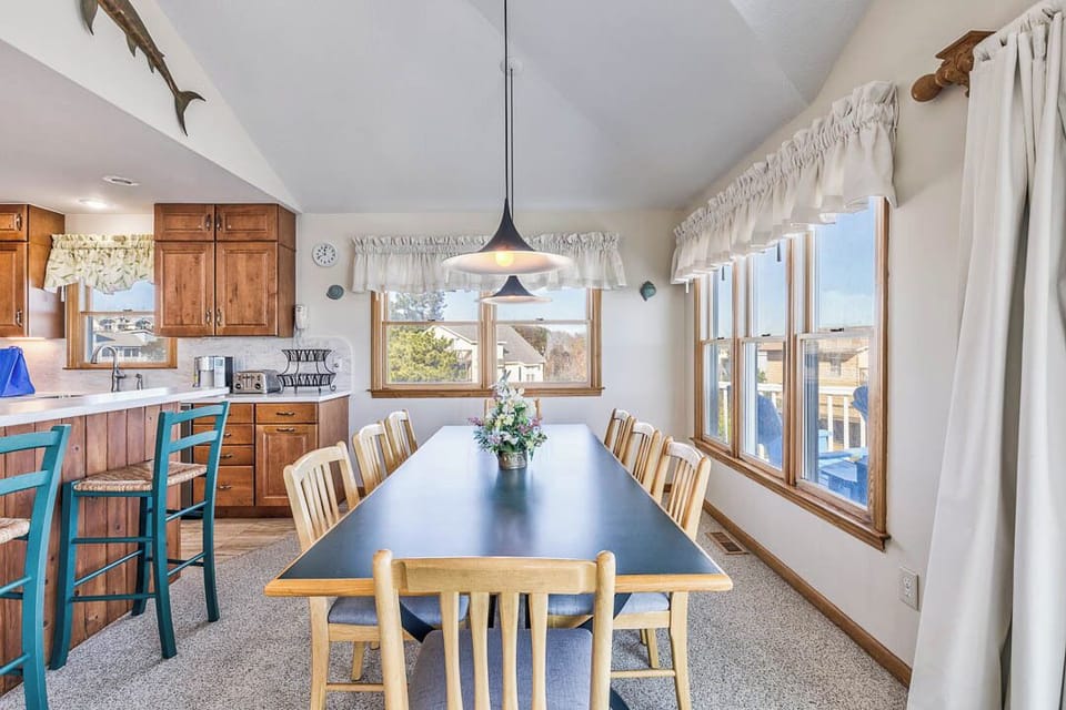 Top-Level Dining Room with Table (seats 8)
