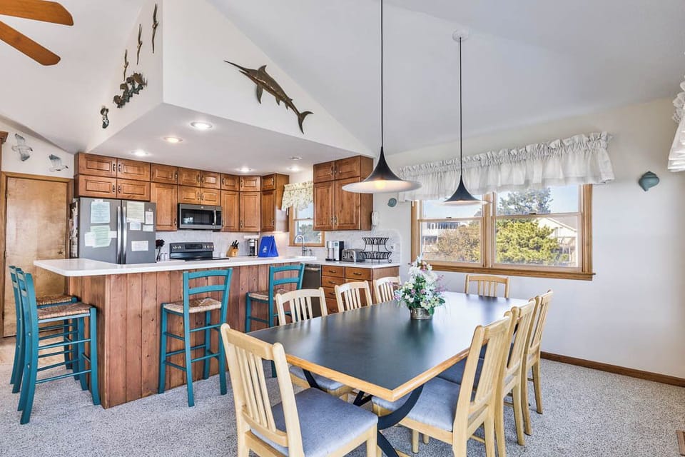 Top-Level Dining Room with Table (seats 8)