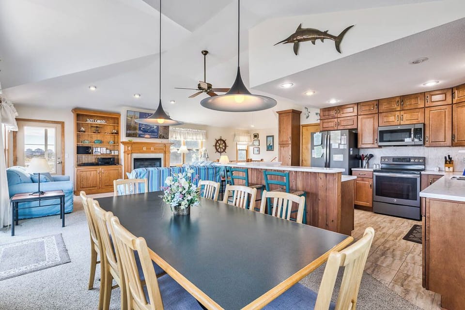 Top-Level Dining Room with Table (seats 8)