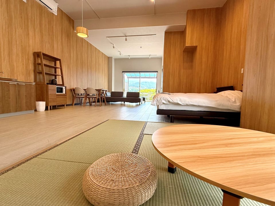 Deluxe Studio Suite | Down comforters, WiFi (free), bed sheets